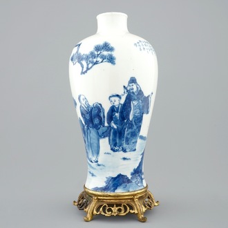 Een Chinese blauw-witte meiping vaas op bronzen voet, 19e eeuw